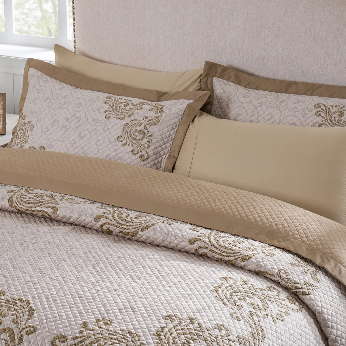 Classical Ornate Seamless Scroll Quilt/Quilted Bed Cover Gold