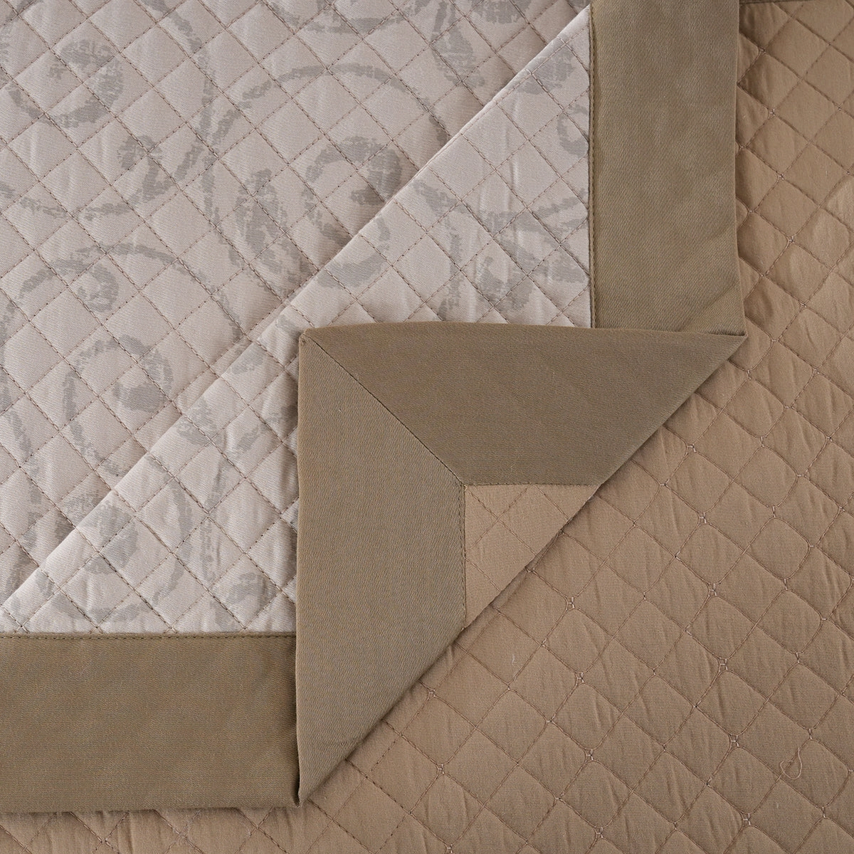 Classical Ornate Seamless Scroll Quilt/Quilted Bed Cover Gold