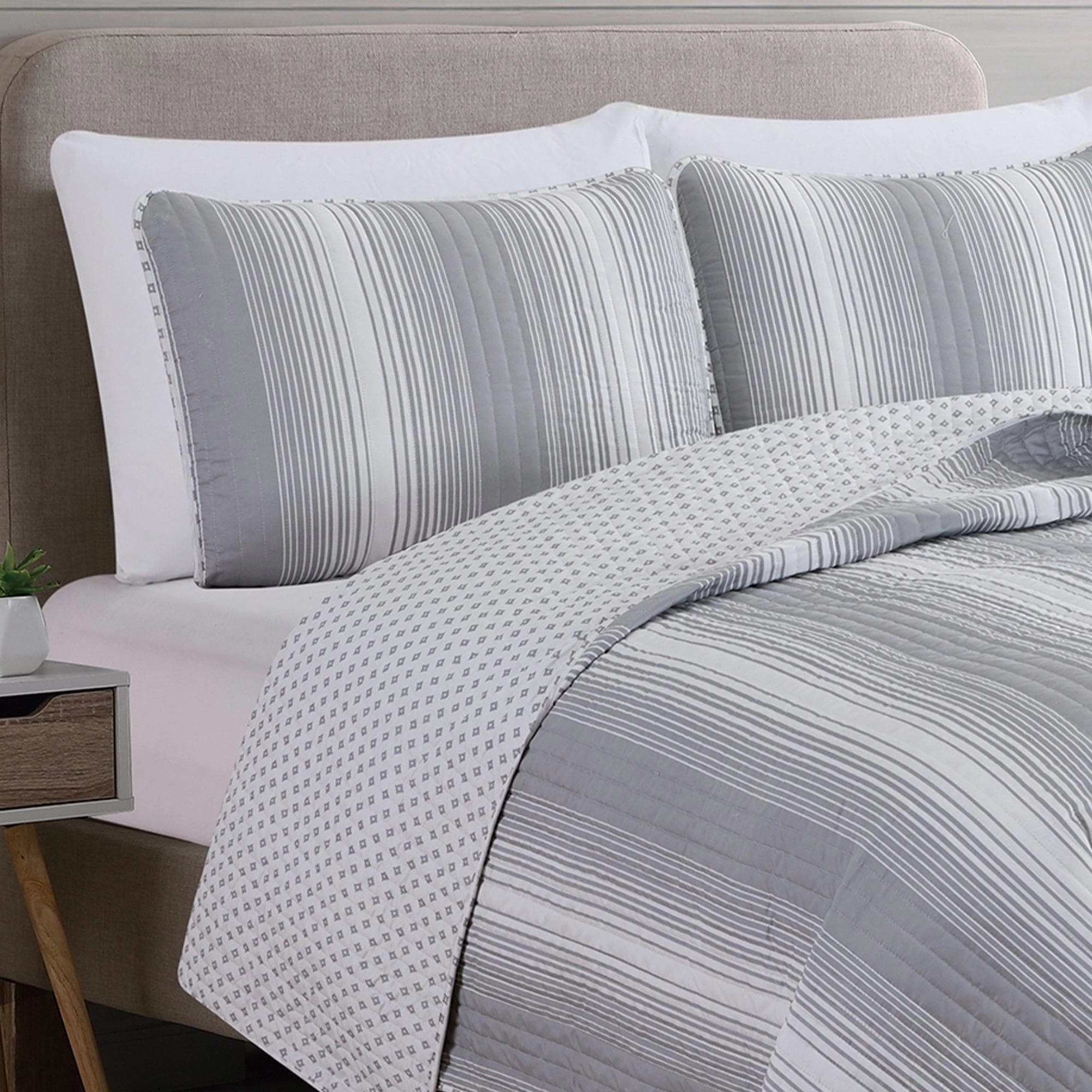 Everette Collection 3 Piece Ombre Striped Quilt Set