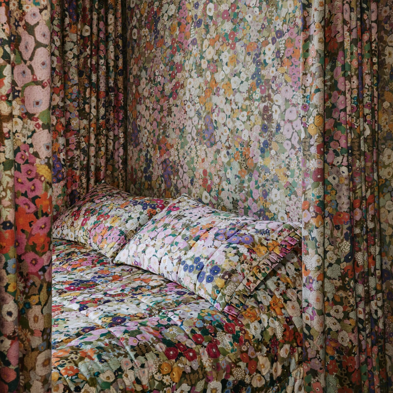 HOLLYHOCKS Cotton Sateen Quilt - Spring