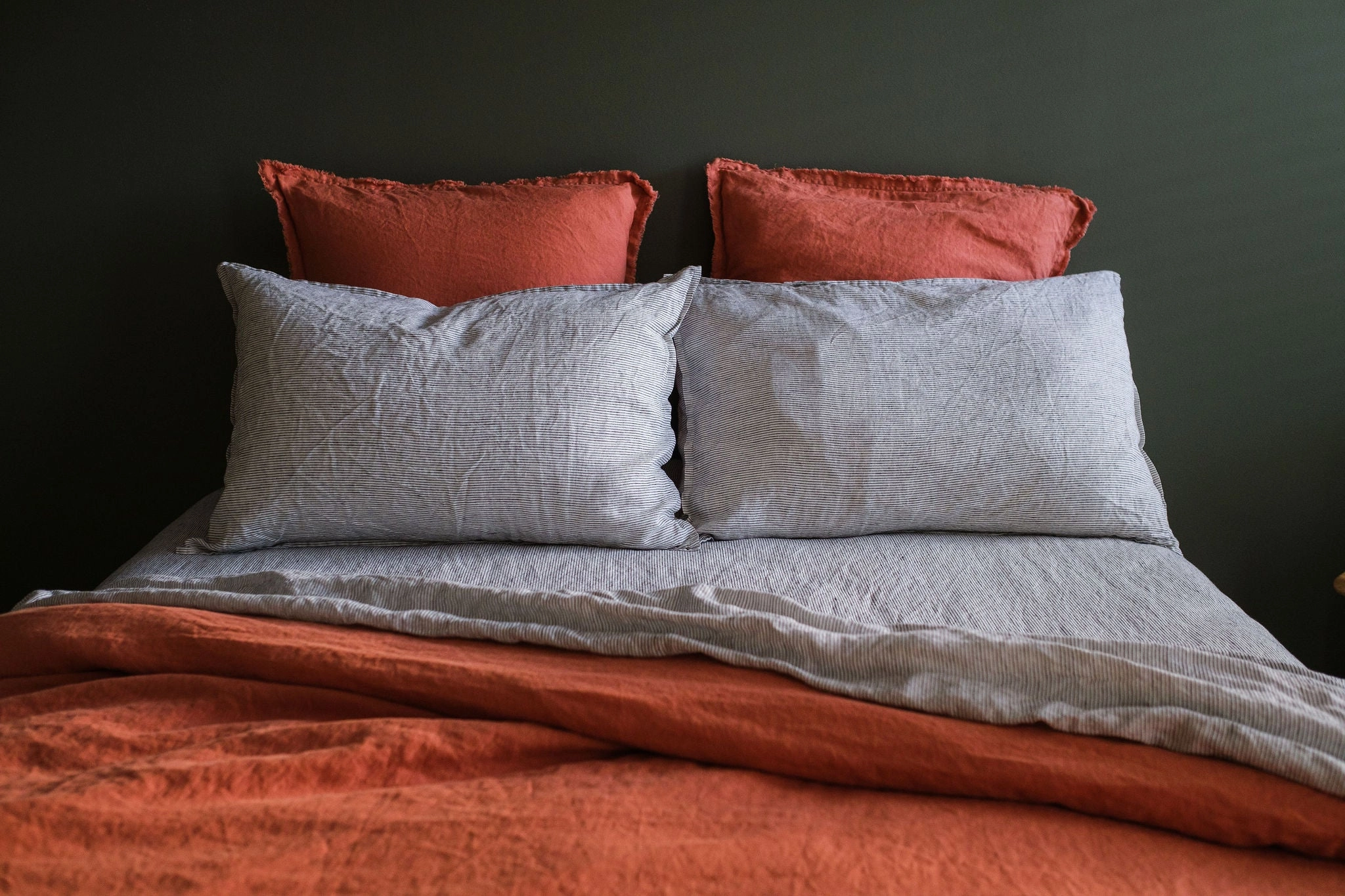 LINEN SHEET SET WITH PILLOWCASES - INK PINSTRIPES