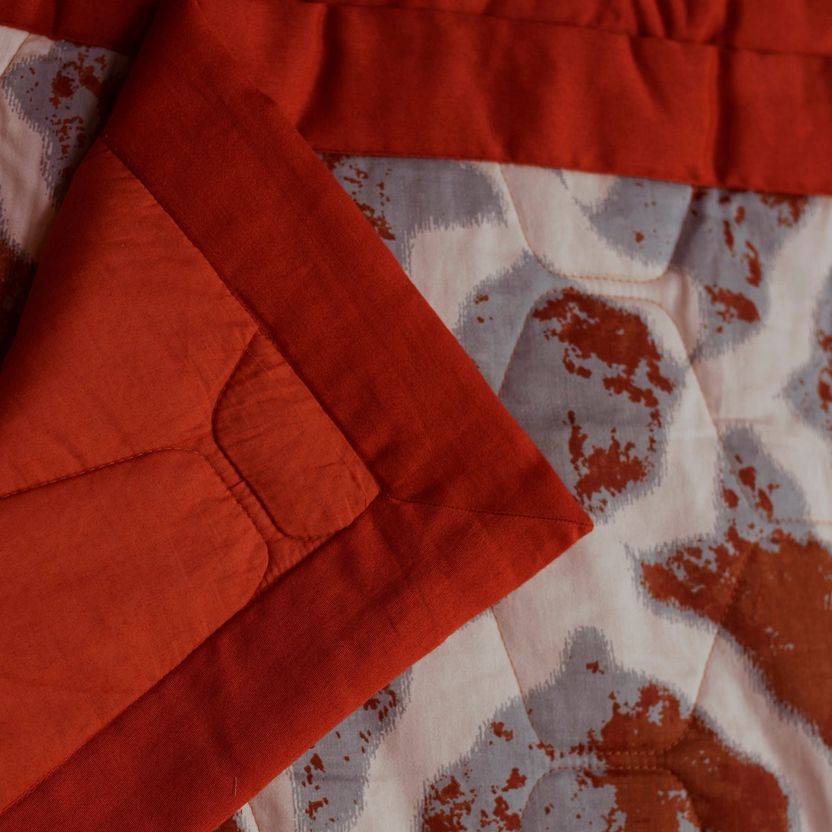 Nouveau Tradition Form Replay Red Quilt Set